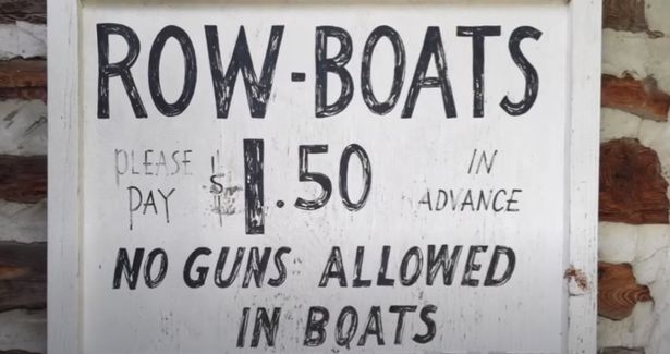 Знаки в зоопарке Трапперов включены "На лодках запрещено оружие." а также "Дикие животные бродят бесплатно"