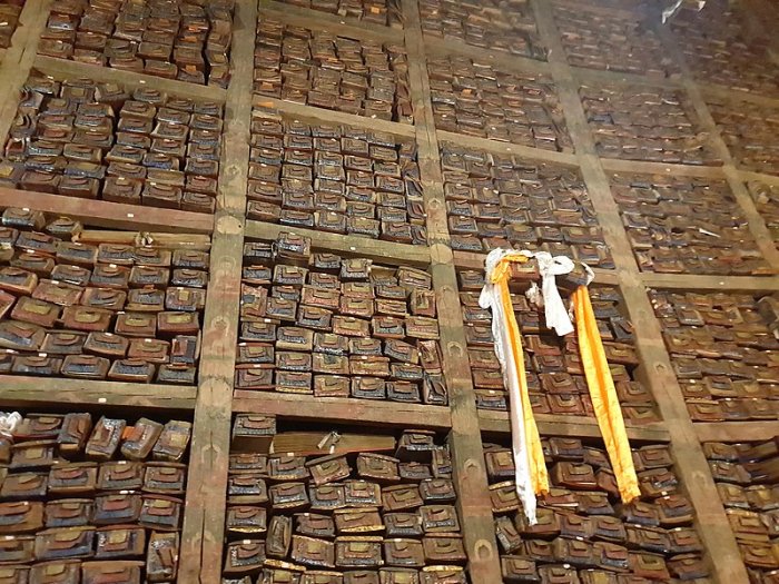 В Великой библиотеке Сакья хранится 84000 свитков, оставшихся нетронутыми за сотни лет