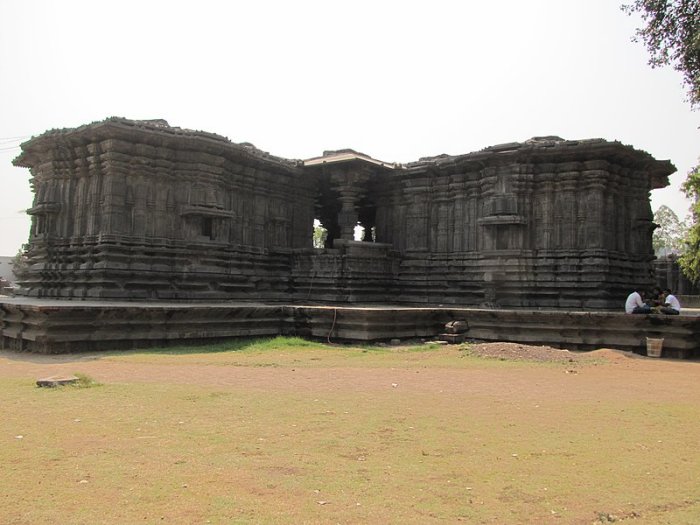 Редкие скульптуры династии Какатия обнаружены возле храма в Телангане, Индия