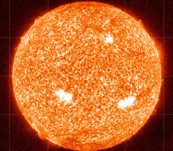 Этот ползунок показывает Солнце, видимое AIA в свете 304 Angstrom в 2021 году до коррекции деградации (слева) и с поправками, полученными при калибровке зондирующей ракеты (справа). Кредиты: НАСА GSFC