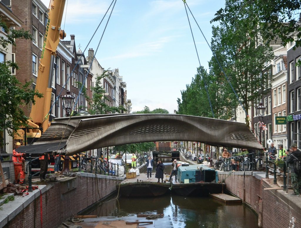 Напечатанный на 3D-принтере мост, напечатанный на 3D-принтере мост в Амстердаме, стальной мост в Амстердаме, первый в мире мост, напечатанный на 3D-принтере, открыт в Амстердаме