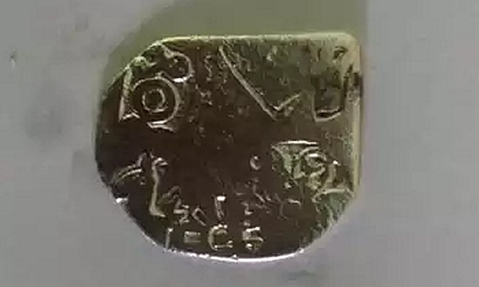 Древнее место Килади в Тамил Наду - раскопанная серебряная монета с штампом