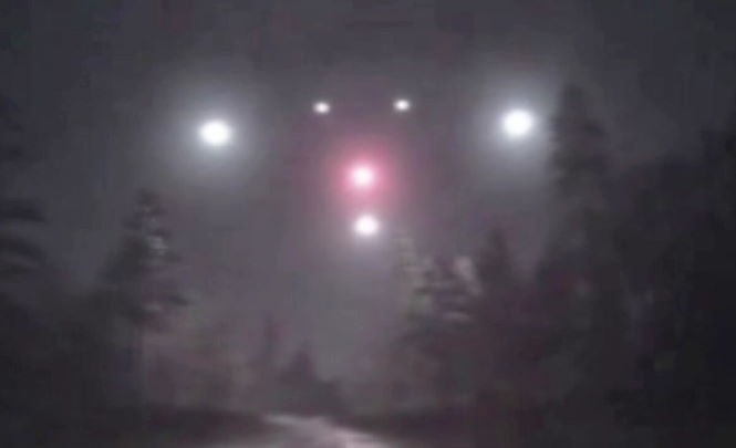 Огромный НЛО завис над лесной дорогой 