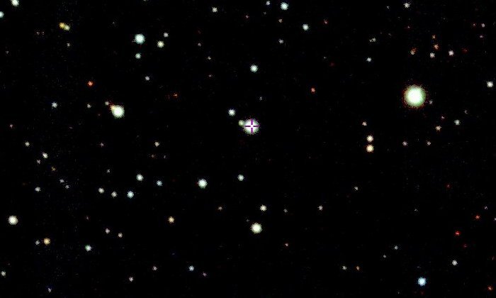 Звездная SMSS J200322.54-114203.3. (в центре с перекрестием) в юго-восточном углу созвездия Аквилы (Орла), недалеко от границы с Козерогом и Стрельцом. Предоставлено: Да Коста / SkyMapper.