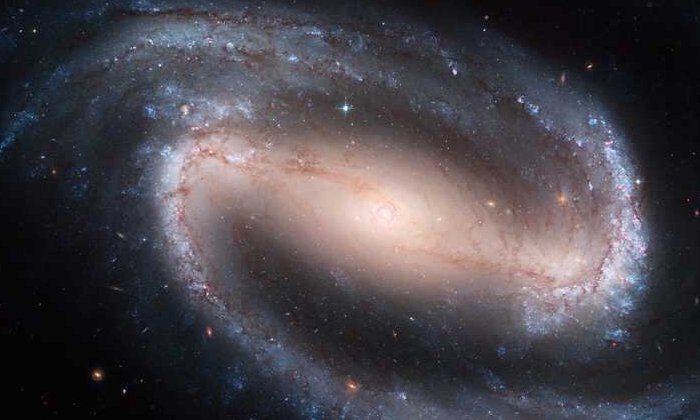 Не только квантовые системы, но и крупные объекты, такие как спиральная галактика NGC 1300, могут принимать метастабильное состояние, которое приводит к неожиданным эффектам. Авторы и права: Команда проекта 