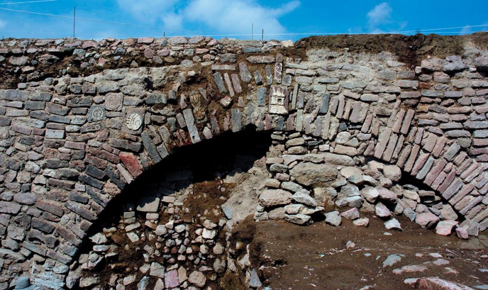 Мексиканские археологи вынуждены закопать неожиданную подземную находку