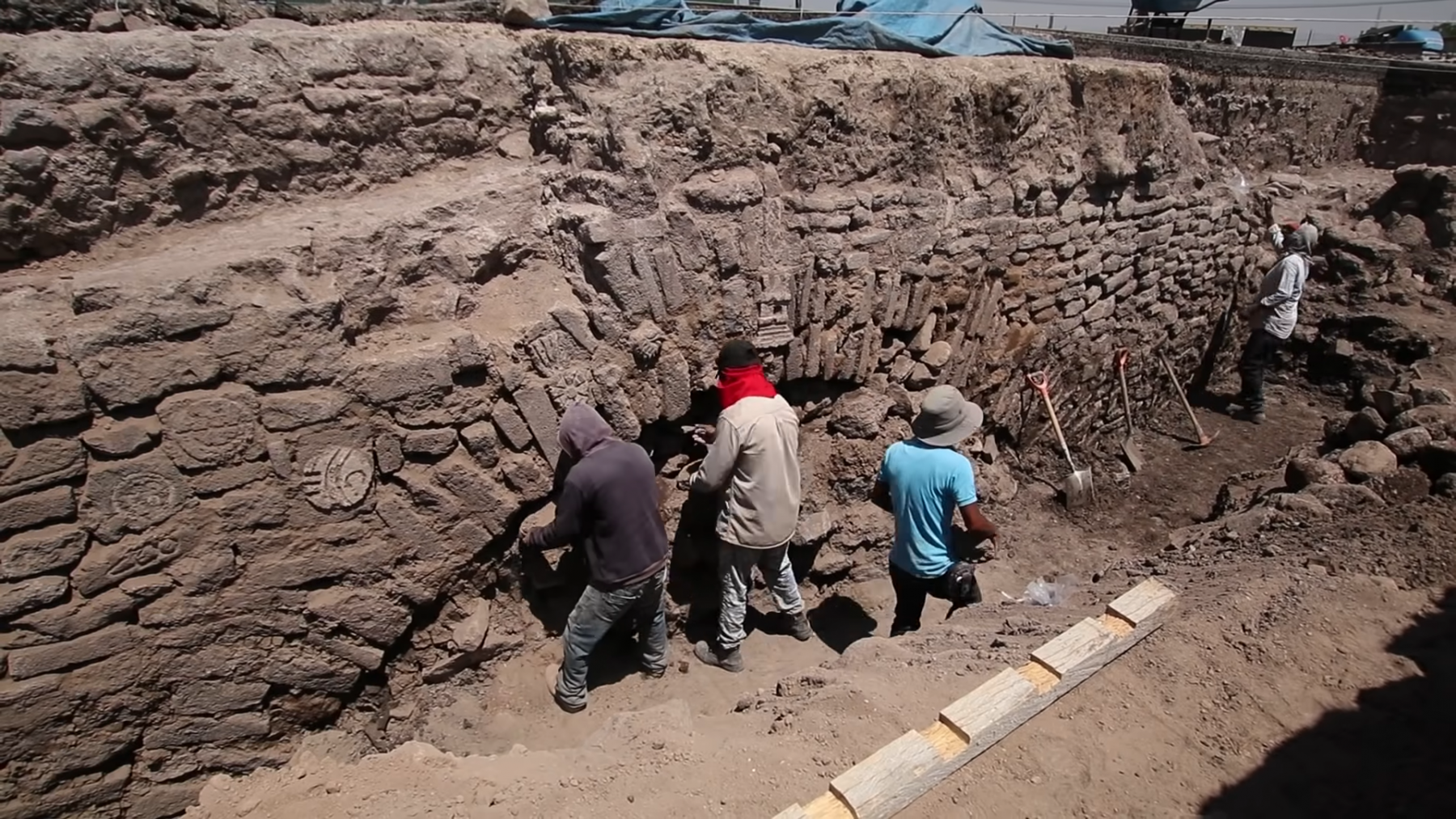 Археологи работают на месте 600-летнего туннеля ацтеков. Кредит: INAH