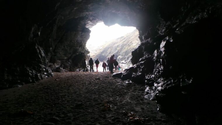 Охотники за привидениями отправились в 300-летнюю пещеру и услышали голоса, шепчущие «убирайтесь отсюда» 
