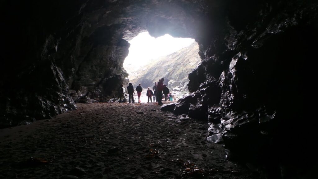 Охотники за привидениями отправились в 300-летнюю пещеру и услышали голоса, шепчущие «убирайтесь отсюда»