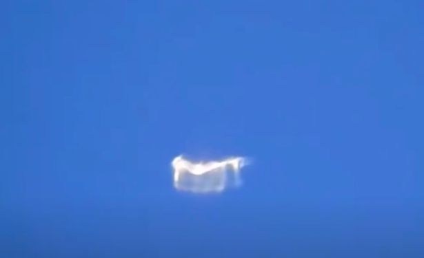 Пассажир самолета сфотографировал белый светящийся объект в небе прямо за окном