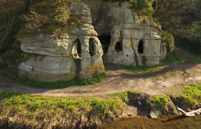 Пещеры якорной церкви - был ли найден дом англосаксонского короля Эардвульфа и святого Хардульфа?