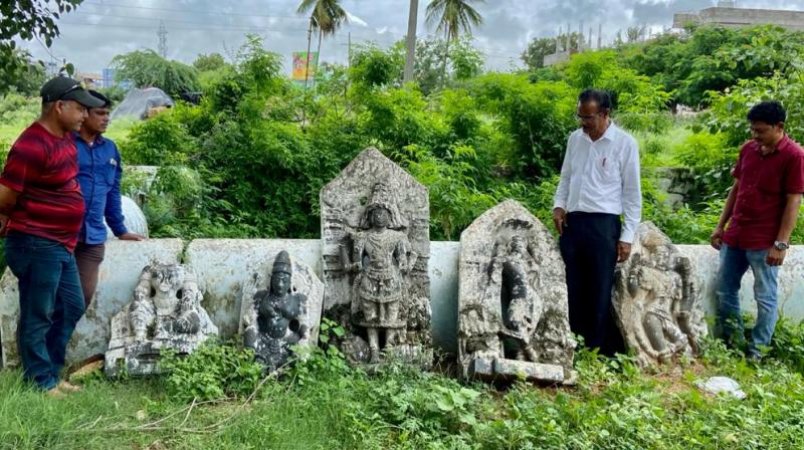 Редкие скульптуры династии Какатия обнаружены возле храма в Телангане, Индия