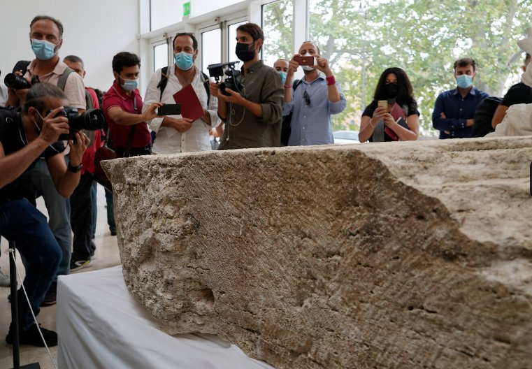 Фотографы делают снимки во время презентации для прессы археологической находки, обнаруженной во время раскопок мавзолея в Риме, в пятницу, 16 июля 2021 г. (AP Photo / Domenico Stinellis)