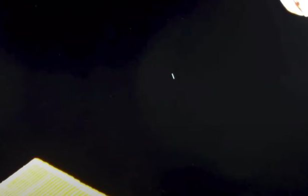 Яркий вытянутый объект на огромной скорости пролетел мимо МКС прямо над Землей