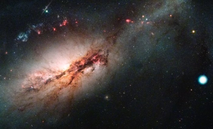 Цветная композиция обсерватории Лас-Камбрес и космического телескопа Хаббла, изображающая сверхновую, захваченную электроном, 2018zd (большая белая точка справа) и родительская галактика со вспышкой звездообразования NGC 2146 (слева). Предоставлено: NASA / STSCI / J. Depasquale; Обсерватория Лас-Кумбрес