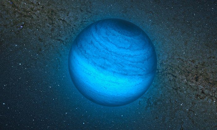 По слепку художника изображена свободно плавающая планета CFBDSIR J214947.2-040308.9. Это ближайший к Солнечной системе такой объект. Он не вращается вокруг звезды и, следовательно, не светит отраженным светом; слабое свечение, которое он излучает, можно обнаружить только в инфракрасном свете. Здесь мы видим впечатление художника от инфракрасного изображения объекта на фоне изображения центральной части Млечного Пути, полученного инфракрасным обзорным телескопом VISTA. На этом изображении в ближнем инфракрасном диапазоне объект кажется голубоватым, потому что большая часть света в более длинных инфракрасных волнах поглощается метаном и другими молекулами в атмосфере планеты. В видимом свете объект настолько крут, что при просмотре крупным планом он будет тускло светиться темно-красным цветом.