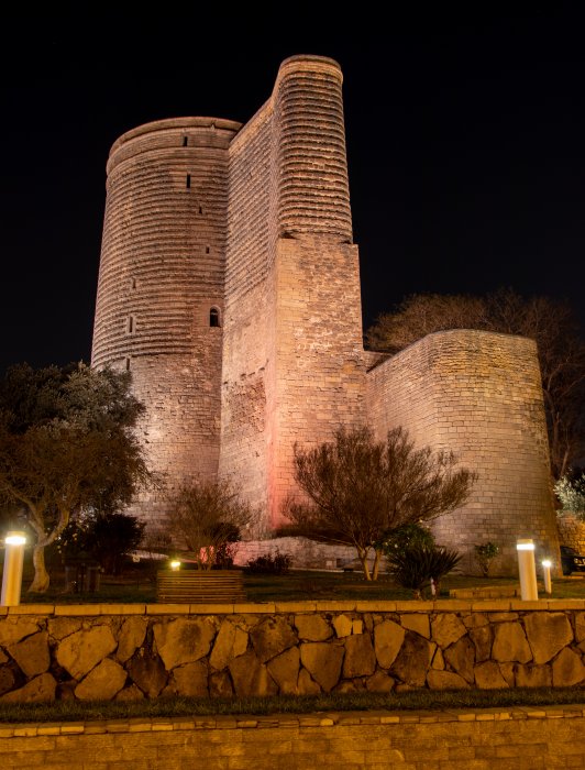 Таинственная Девичья Башня в Баку - легенда о дочери огня, спасшей священный храм, может быть правдой