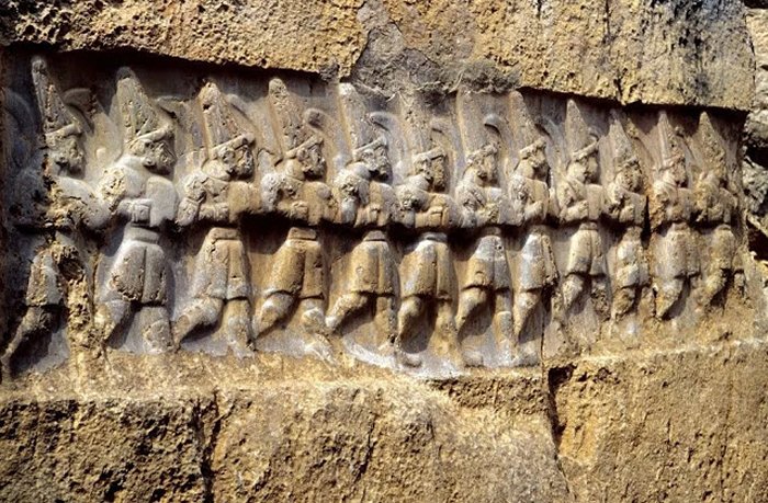 Говорят, что эта резьба в Язиликая изображает 12 богов подземного мира. Кредит: общественное достояние