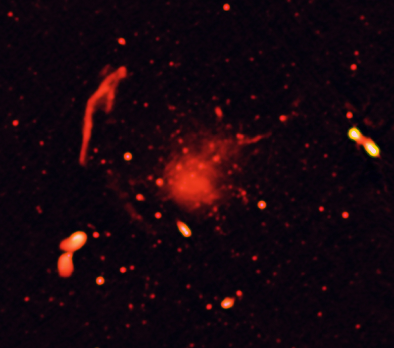Изображение Abell 2744, полученное только для радио, на котором вы видите особенности, вызванные ускоренными частицами в результате столкновений между скоплениями галактик. Предоставлено: Пирс и др., NRAO / AUI / NSF.
