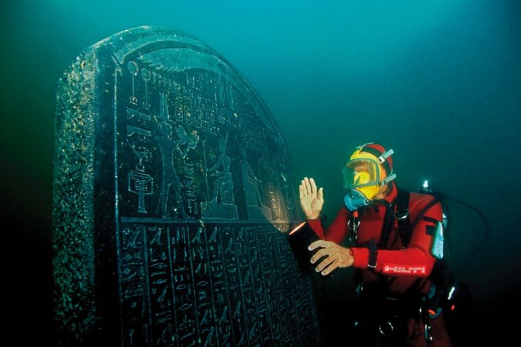 Исследователи находят предметы из затонувшего в Египте Гераклиона "Атлантида"