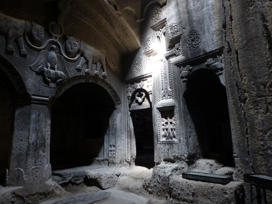 Очаровательный монастырь Гегард: секретные пещеры, проходы и сотни келий монахов