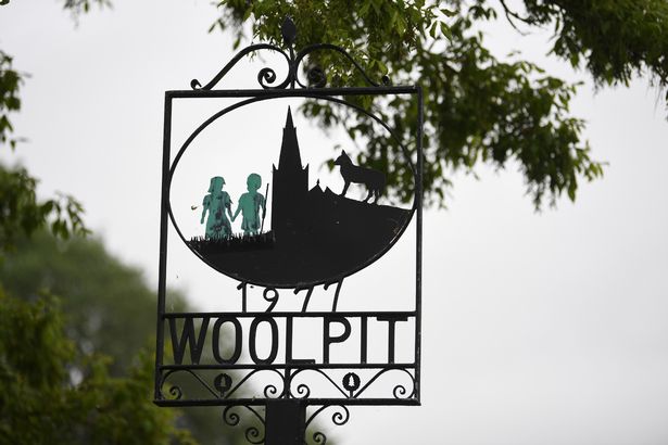 Зеленые дети смотрят на город с этого знака, на котором также изображена фигура волка в знак своего прошлого.