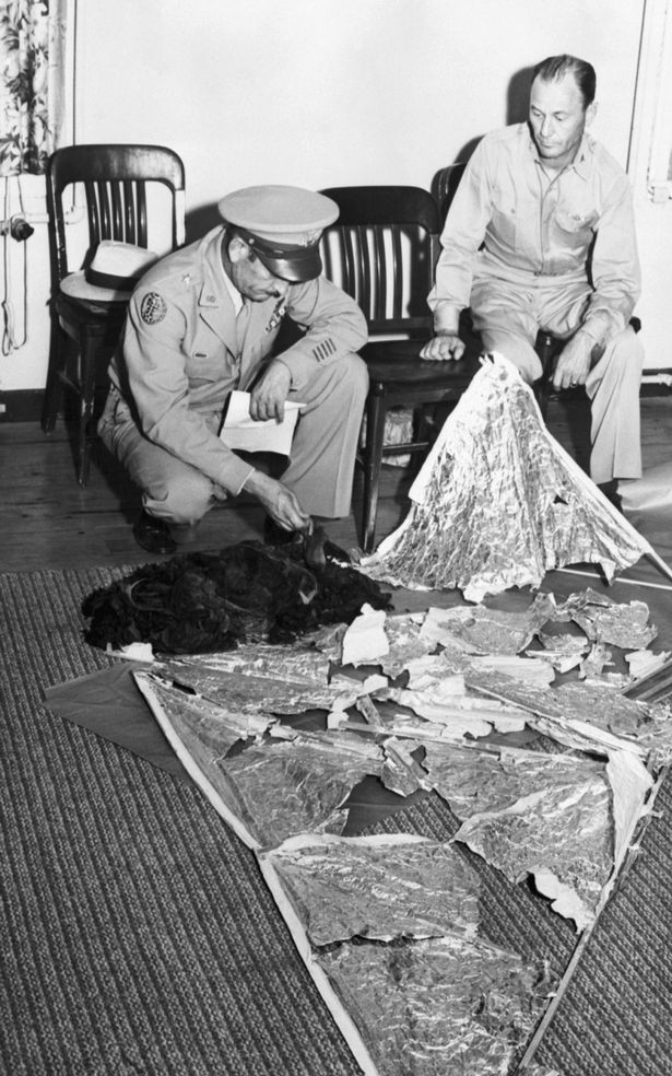 Бриг. Генерал Роджер М. Рэми, командующий 8-м военно-воздушным флотом, и полковник Томас Дж. Дубоз, начальник штаба 8-го военно-воздушных сил, опознали металлические фрагменты, найденные фермером недалеко от Розуэлла, штат Нью-Мексико,