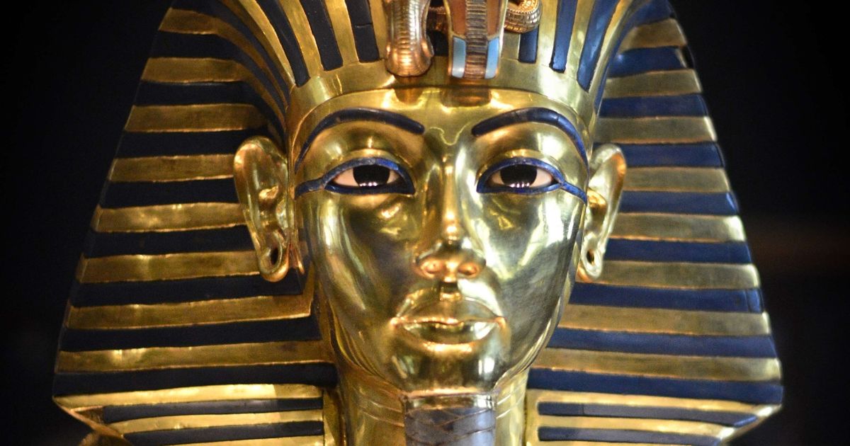 Эксперты считают, что культовая посмертная маска Тутанхамона могла быть для кого-то другого