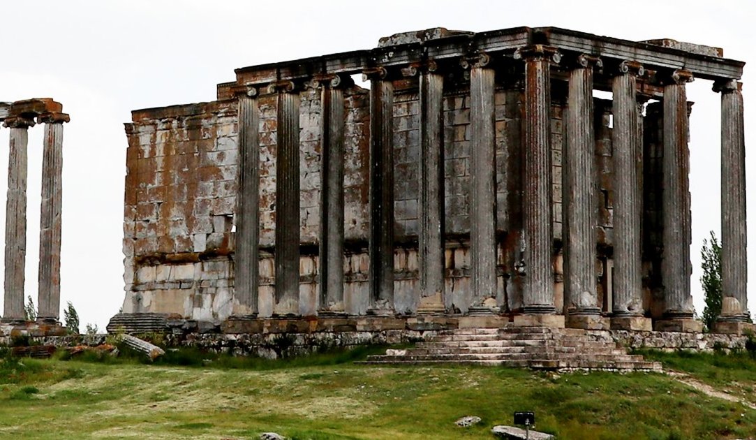 Руины древнего города Айзанос, Турция - Храм Зевса, один из наиболее хорошо сохранившихся храмов Анатолии. Изображение предоставлено: AA