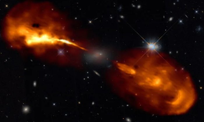 Hercules A питается от расположенной в его центре сверхмассивной черной дыры, которая питается окружающим газом и направляет часть этого газа в чрезвычайно быстрые струи. Наши новые наблюдения с высоким разрешением, сделанные с помощью LOFAR, показали, что этот джет становится сильнее и слабее каждые несколько сотен тысяч лет. Эта изменчивость создает красивые структуры, видимые в гигантских долях, каждая из которых размером с галактику Млечный Путь. Предоставлено: Р. Тиммерман; Космический телескоп Лофар и Хаббл