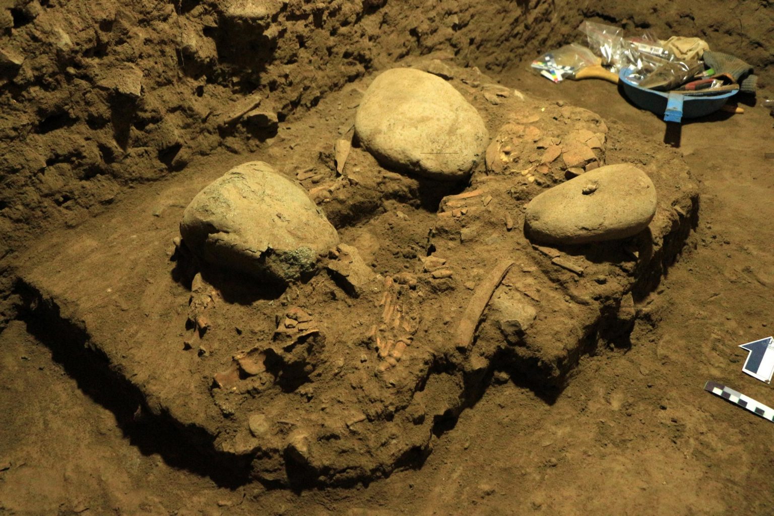 В "почти сохранившийся скелет" «нового человека», найденного в пещере Леанг Паннинге. Предоставлено: Университет Хасануддина.