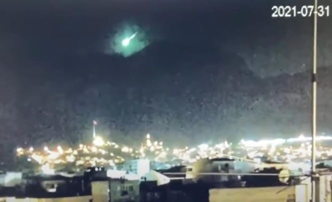 "Дальше нашествие зомби?" - над пылающей Турцией сняли метеор