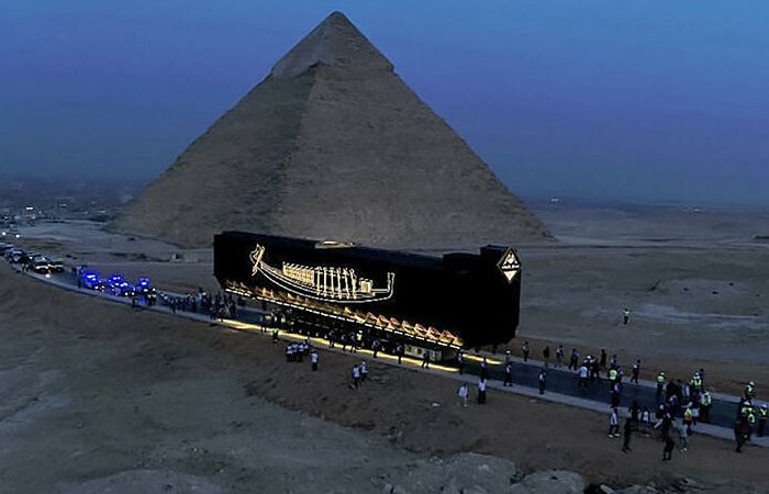 4600-летняя солнечная лодка царя Хуфу перевезена в Большой египетский музей