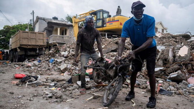 Гаити: число жертв землетрясения достигло 2189 человек, а десятки тысяч семей остались без крова