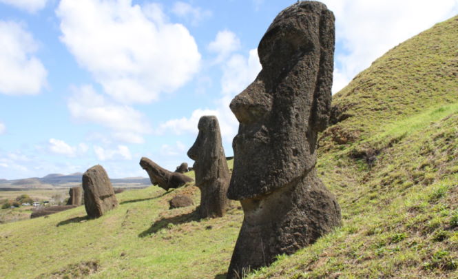Тайны острова Пасхи: кто и зачем построил там сотни каменных истуканов
