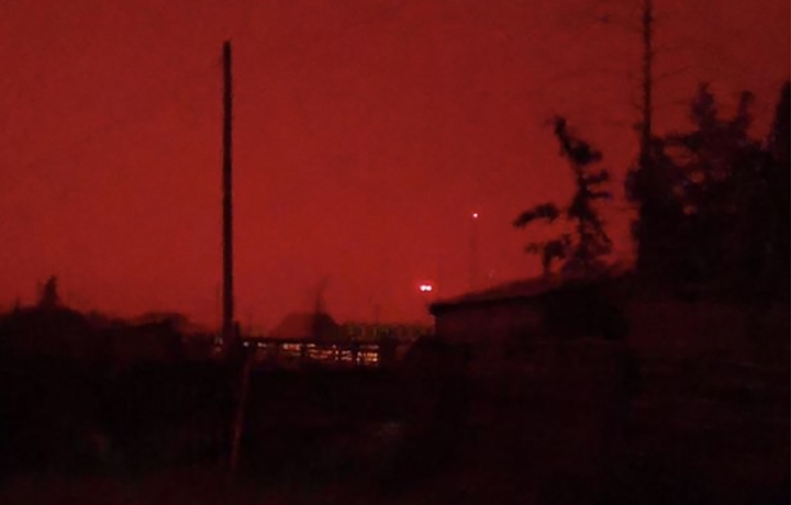 Сегодня в нескольких районах Якутии день превратился в ночь, небо стало оранжево-красным, а Солнце было полностью заблокировано смогом.