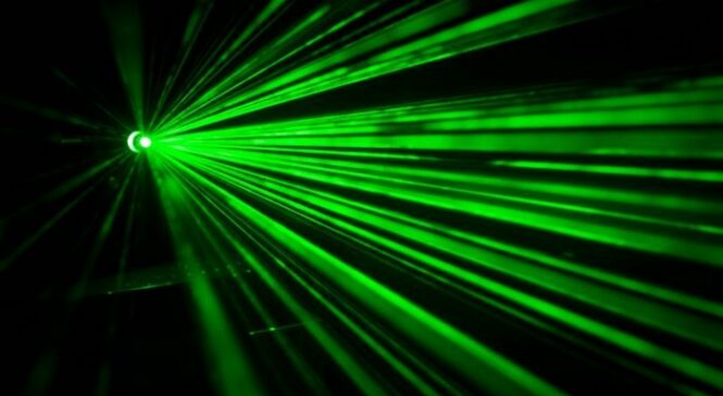 Физики делают лазерные лучи видимыми в вакууме