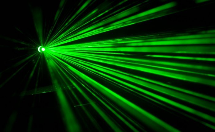 Физики делают лазерные лучи видимыми в вакууме
