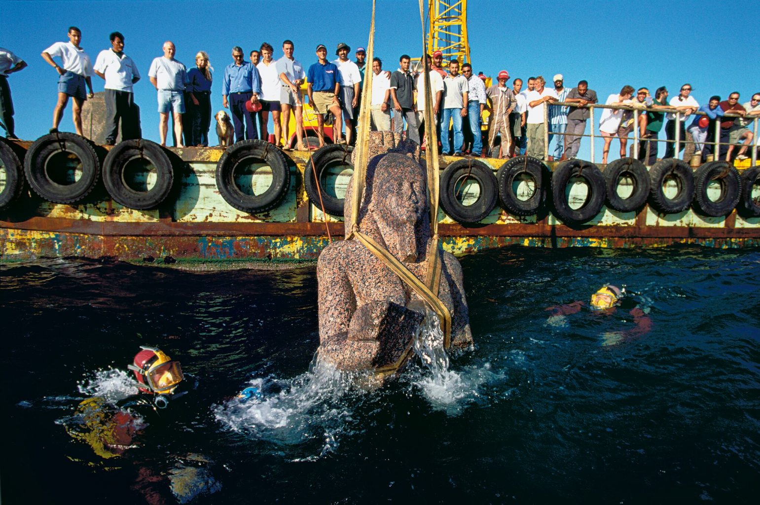 Подводные археологи раскопали массивную статую в Гераклионе несколько лет назад. Предоставлено: Франк Годдио / Фонд Hilti.