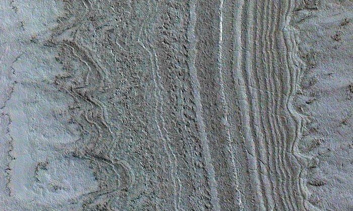 На этом изображении, сделанном Марсианским орбитальным аппаратом НАСА, показаны ледяные щиты на южном полюсе Марса. Космический корабль обнаружил глины рядом с этим льдом; ученые предположили, что такие глины являются источником радарных отражений, которые ранее интерпретировались как жидкая вода. Предоставлено: НАСА / Лаборатория реактивного движения-Калтех / Университет Аризоны / JHU.