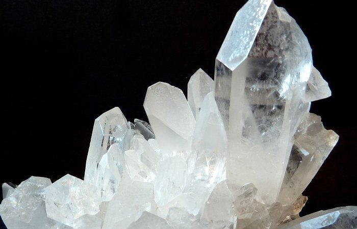 Экзотическое свойство «амбидекстровых» кристаллов указывает на новые магнитные явления