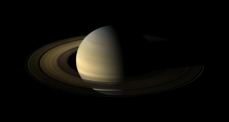 Кольца Сатурна раскрывают ключи к разгадке ядра газового гиганта 
