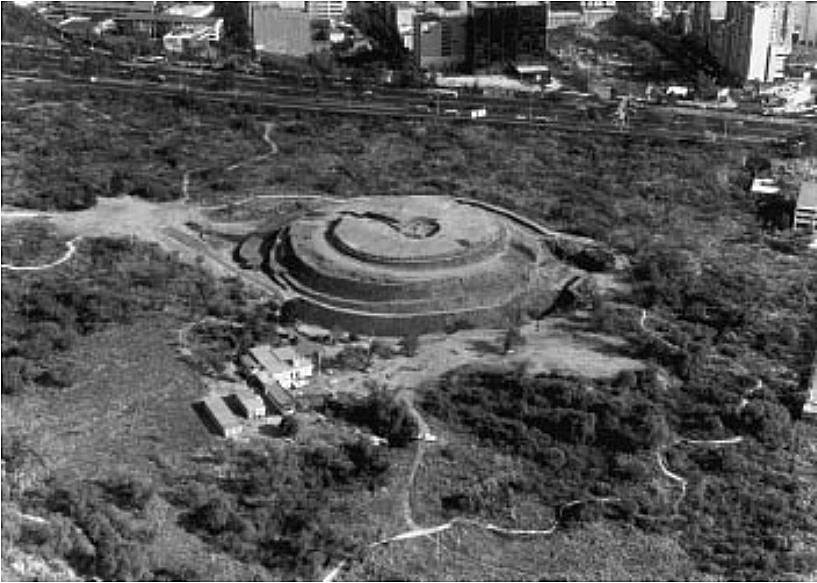 То, что осталось от развалин города Куикуилько, похоронено и сохранено в потоке лавы. Но одна пирамида, круглая пирамида, изображающая схемы сельскохозяйственной системы, была сохранена, и поток лавы обтекал ее. В 1990-х годах археологические раскопки на этом месте и вокруг него позволили лучше понять местоположение и открыть захороненный город Куикуилько. Самой важной находкой были образцы древесного угля, найденные под слоем лавы. Изображение предоставлено: Siebe, 2000 г.