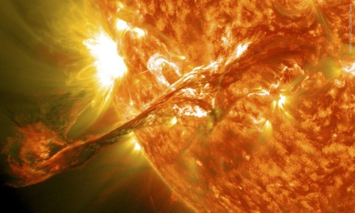 Изображение солнечной атмосферы, показывающее выброс корональной массы. Предоставлено: НАСА / GSFC / SDO.