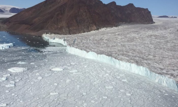 Обрыв ледника Боудуан (Фото Евгения Александровича Подольского).