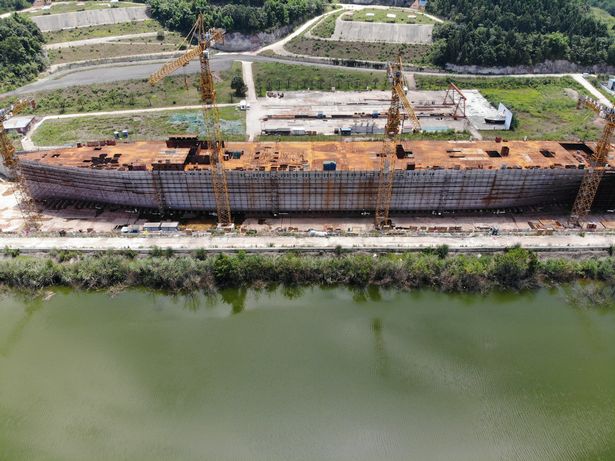 Модель корабля уже семь лет пришвартована в тематическом парке, не имеющем выхода к морю, в провинции Сычуань.