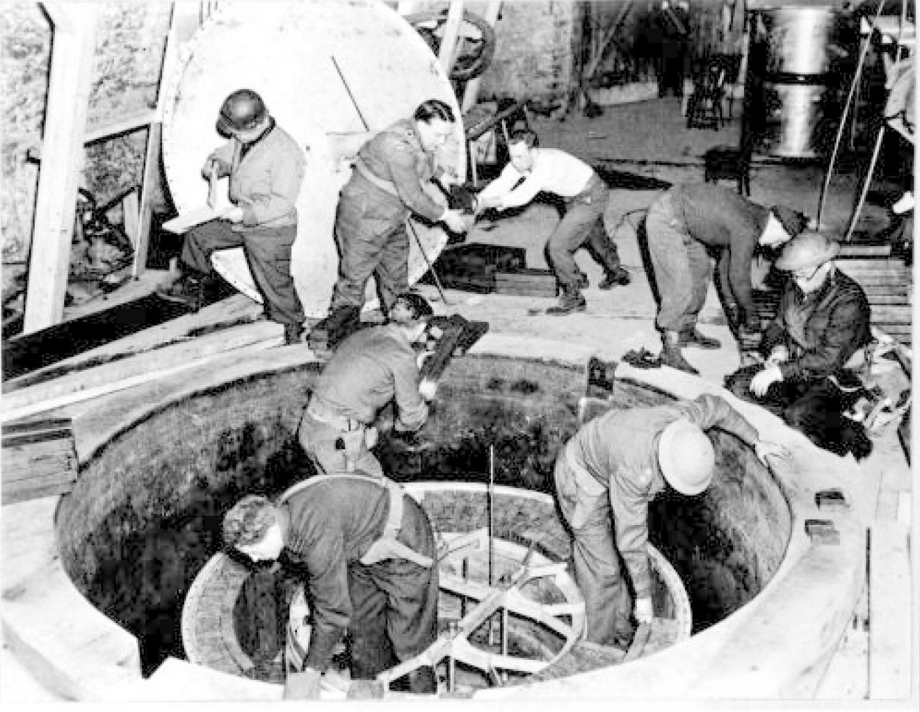 Войска союзников демонтируют ядерный реактор Гейзенберга в 1945 году. Фото: Wikimedia Commons