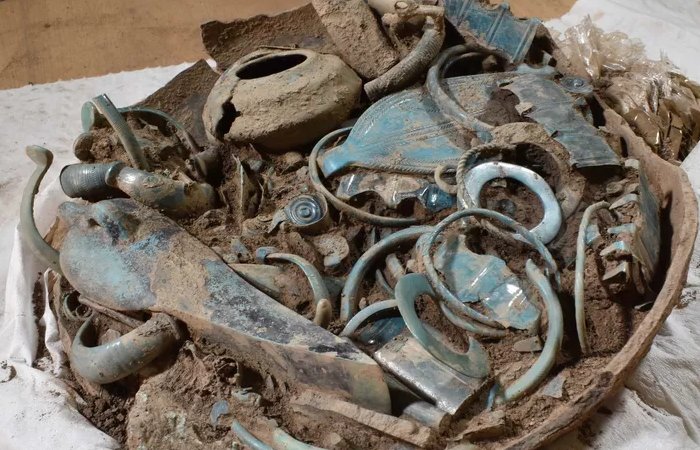 Сотни исключительных артефактов бронзового века, обнаруженных во Франции, вероятно, были подношениями