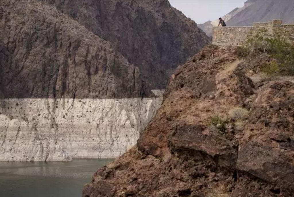 В Аризоне и Неваде прекращается подача воды после того, как США впервые объявили о нехватке воды в реке Колорадо.