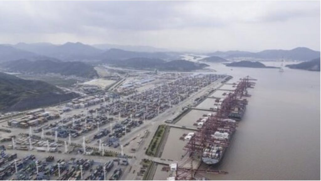Третий по загруженности порт в мире остается частично закрытым в Китае шестой день подряд